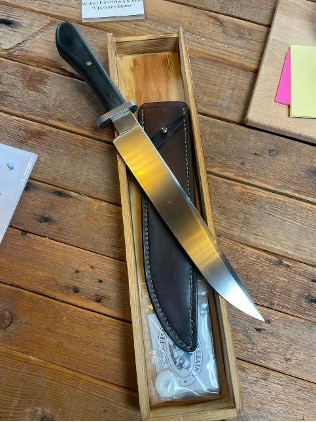 Donatie van een speciaal handgemaakt mes